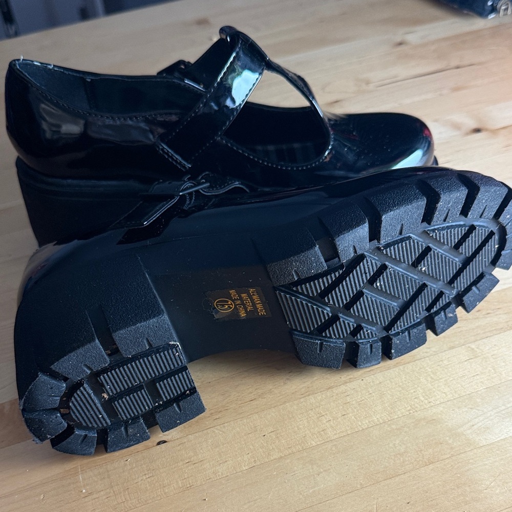 Stylish Black Women's Shoes - Picture 5 of 9
